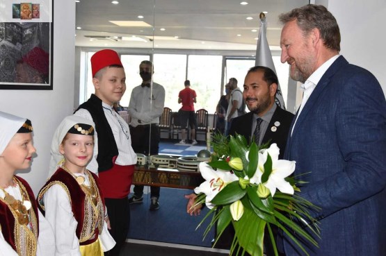 Predsjedavajući Doma naroda Bakir Izetbegović prisustvovao ceremoniji povodom početka realizacije projekta novčane pomoći djeci bez roditelja